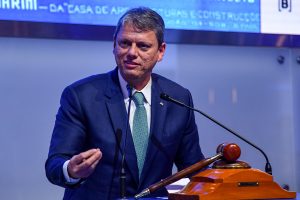 Tarcísio de Freitas durante o leilão do túnel que vai ligar as cidades de Santos e Guarujá, na sede da B3, em São Paulo - 5/9/2025 | Foto: Roberto Casimiro/FotoArena/Estadão Conteúdo