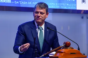 Tarcísio de Freitas durante o leilão do túnel que vai ligar as cidades de Santos e Guarujá, na sede da B3, em São Paulo - 5/9/2025 | Foto: Roberto Casimiro/FotoArena/Estadão Conteúdo