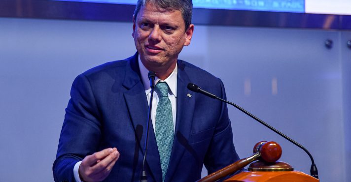 Tarcísio de Freitas durante o leilão do túnel que vai ligar as cidades de Santos e Guarujá, na sede da B3, em São Paulo - 5/9/2025 | Foto: Roberto Casimiro/FotoArena/Estadão Conteúdo