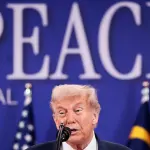 Trump conversa com a imprensa antes da assinatura de um acordo de cessar-fogo entre o Camboja e a Tailândia, à margem da 47ª cúpula da Associação das Nações do Sudeste Asiático (Asean) em Kuala Lumpur, Malásia - 26/10/2025 | Foto: Evelyn Hockstein/Reuters