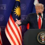 Donald Trump discursa antes da assinatura cerimonial de um acordo de cessar-fogo entre a Tailândia e o Camboja, à margem da 47ª Cúpula da Associação das Nações do Sudeste Asiático (Asean) em Kuala Lumpur, Malásia - 26/10/2025 | Foto: Mohd Rasfan/Reuters