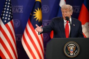 Donald Trump discursa antes da assinatura cerimonial de um acordo de cessar-fogo entre a Tailândia e o Camboja, à margem da 47ª Cúpula da Associação das Nações do Sudeste Asiático (Asean) em Kuala Lumpur, Malásia - 26/10/2025 | Foto: Mohd Rasfan/Reuters