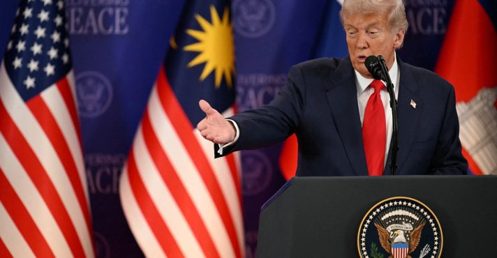 Donald Trump discursa antes da assinatura cerimonial de um acordo de cessar-fogo entre a Tailândia e o Camboja, à margem da 47ª Cúpula da Associação das Nações do Sudeste Asiático (Asean) em Kuala Lumpur, Malásia - 26/10/2025 | Foto: Mohd Rasfan/Reuters