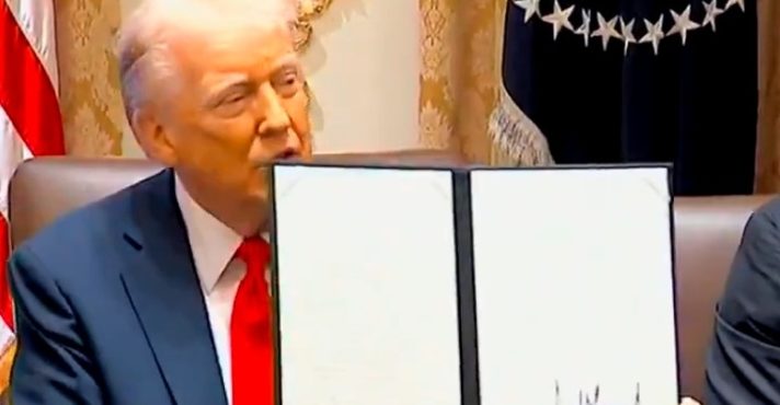 Donald Trump exibe na Casa Branca decreto restituindo homenagem simbólica ao Dia de Colombo | Foto: Reprodução/Twitter/X