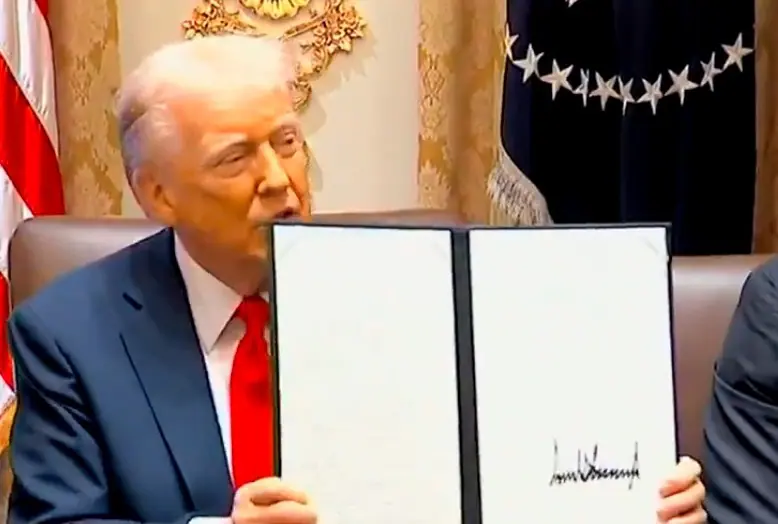 Donald Trump exibe na Casa Branca decreto restituindo homenagem simbólica ao Dia de Colombo | Foto: Reprodução/Twitter/X