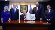 Trump assina livro em Israel