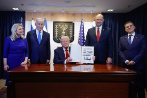 Trump assina livro em Israel