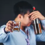 Homem segura bebida alcoólica, em alusão à nota do metanol