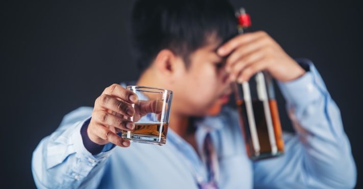 Homem segura bebida alcoólica, em alusão à nota do metanol