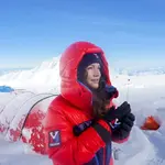 Constance Schaerer, de 26 anos, que mesmo sob forte nevasca, conseguiu atingir o pico do Monte Everest | Foto: Reprodução/Twitter/X