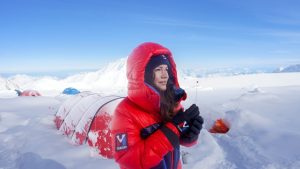 Constance Schaerer, de 26 anos, que mesmo sob forte nevasca, conseguiu atingir o pico do Monte Everest | Foto: Reprodução/Twitter/X