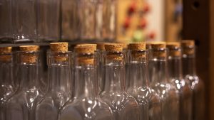 Vasilhames de bebida alcoólica | Foto: Freepik