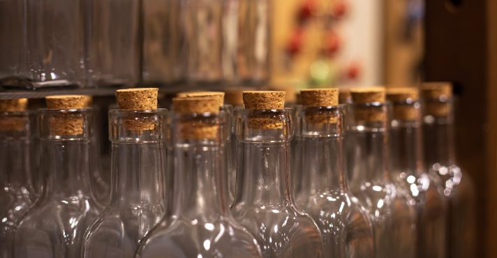 Vasilhames de bebida alcoólica | Foto: Freepik
