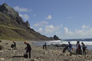 Coleta de lixo na Ilha de Trindade, no Espírito Santo | Foto: Reprodução/ICMBio
