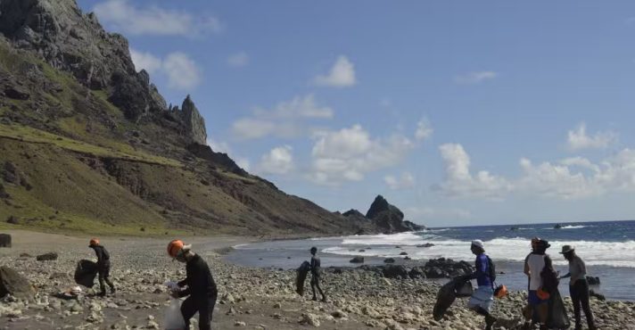 Coleta de lixo na Ilha de Trindade, no Espírito Santo | Foto: Reprodução/ICMBio
