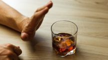 copo de bebida alcoólica destilada - ministério da saúde - intoxicação por metanol
