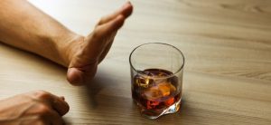 copo de bebida alcoólica destilada - ministério da saúde - intoxicação por metanol