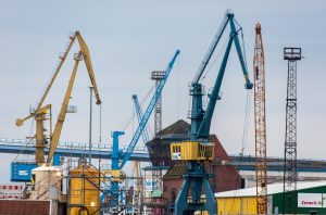 Indústria tem produção estagnada, estoques altos e recuo nos empregos no 3º trimestre