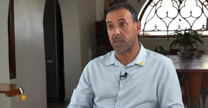Eli Sharabi, ex-refém do Hamas | Foto: Reprodução/CBS