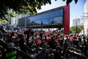 Protesto de motoboys em São Paulo; IBGE