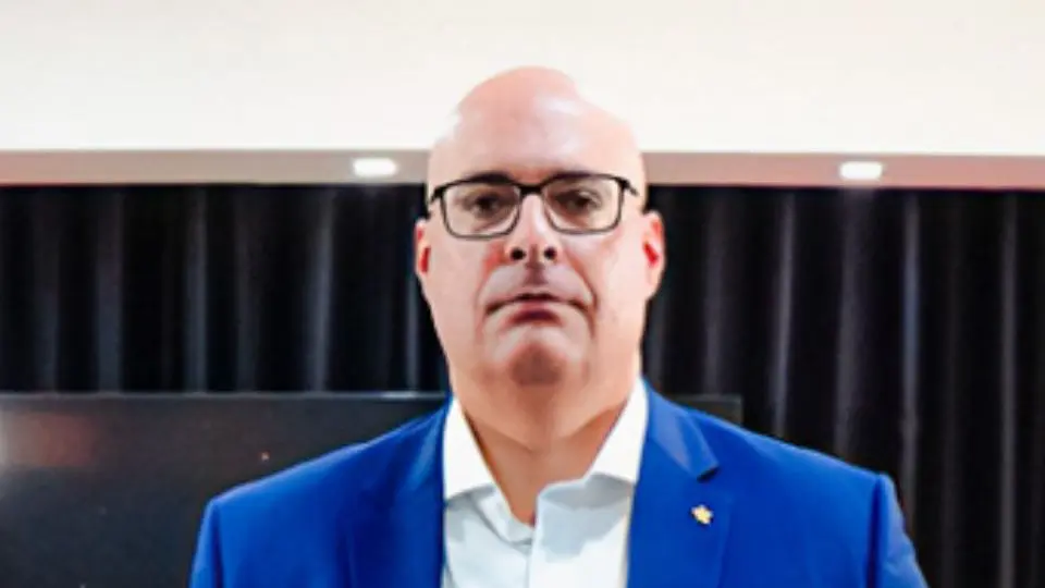 À esquerda, o secretário de Polícia Civil do Rio de Janeiro, Felipe Curi; à direita, o rapper Oruam