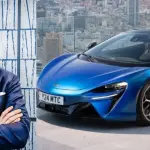 Michael Leiters, novo CEO da Porsche, ao lado de carro da marca alemã