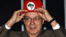 Frei Betto coloca boné do MST na solenidade em homenagem aos 20 anos da entidade - 2004 | Foto: Elza Fiúza/Agência Brasil