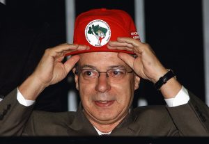 Frei Betto coloca boné do MST na solenidade em homenagem aos 20 anos da entidade - 2004 | Foto: Elza Fiúza/Agência Brasil