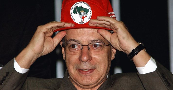 Frei Betto coloca boné do MST na solenidade em homenagem aos 20 anos da entidade - 2004 | Foto: Elza Fiúza/Agência Brasil