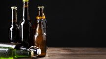 Garrafas de bebidas alcoólicas | Foto: Reprodução/Freepik