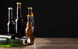 Garrafas de bebidas alcoólicas | Foto: Reprodução/Freepik