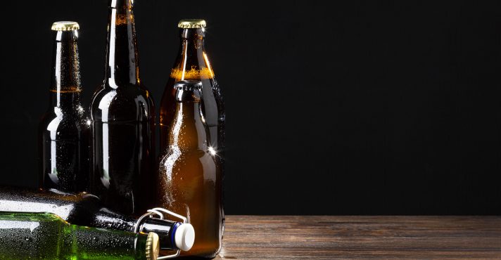 Garrafas de bebidas alcoólicas | Foto: Reprodução/Freepik