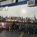 A polícia do RJ apreendeu 91 fuzis fuzis durante a operação desta terça-feira, 28, no complexos do Alemão e da Penha, na zona norte do Rio de Janeiro | Foto: Divulgação/PMRJ