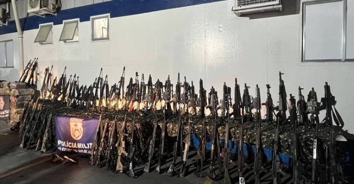 A polícia do RJ apreendeu 91 fuzis fuzis durante a operação desta terça-feira, 28, no complexos do Alemão e da Penha, na zona norte do Rio de Janeiro | Foto: Divulgação/PMRJ