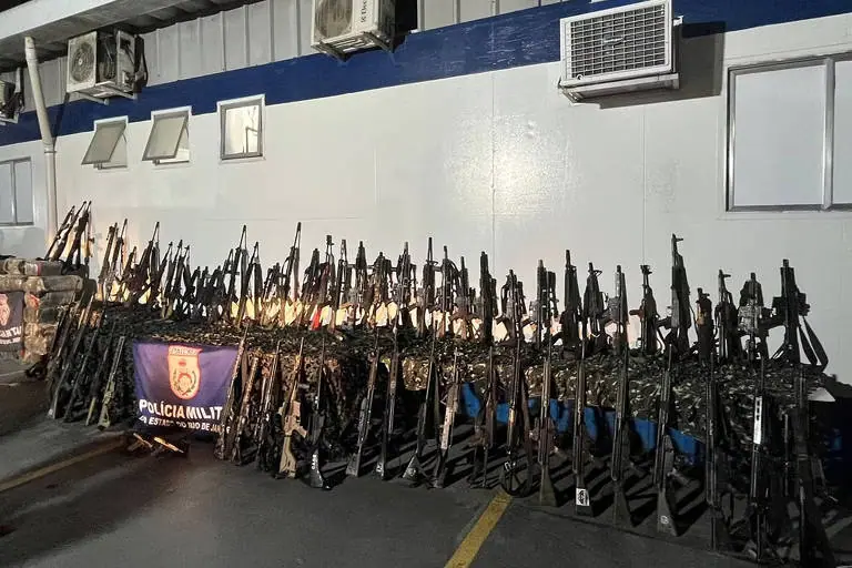 A polícia do RJ apreendeu 91 fuzis fuzis durante a operação desta terça-feira, 28, no complexos do Alemão e da Penha, na zona norte do Rio de Janeiro | Foto: Divulgação/PMRJ