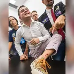 O vereador Giovani Culau (PCdoB) ficou ferido após tentar chutar uma bomba de gás | Foto: Reprodução/Instagram