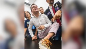 O vereador Giovani Culau (PCdoB) ficou ferido após tentar chutar uma bomba de gás | Foto: Reprodução/Instagram