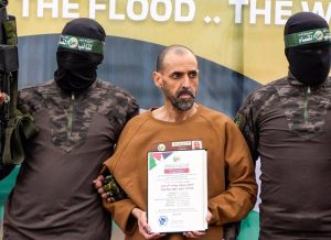 Eli Sharabi quando foi liberto pelo Hamas | Foto: Reprodução/X
