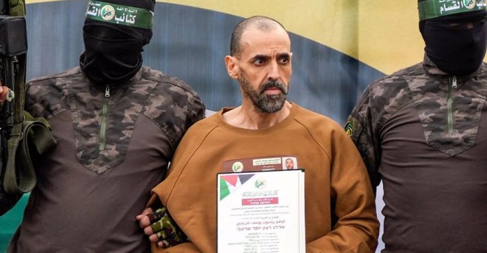 Eli Sharabi quando foi liberto pelo Hamas | Foto: Reprodução/X