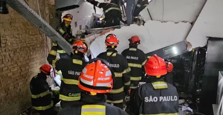 O Corpo de Bombeiros realiza resgate no restaurante do chef Henrique Fogaça | Foto: Reprodução/Corpo de Bombeiros