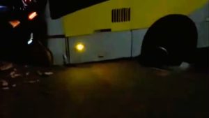 Asfalto cede e deixa ônibus atolado em Uberlândia (MG)