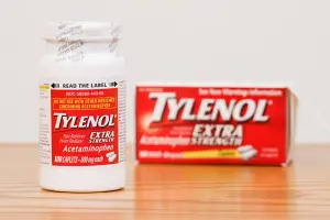 Frasco de Tylenol | Foto: Reprodução/iStock