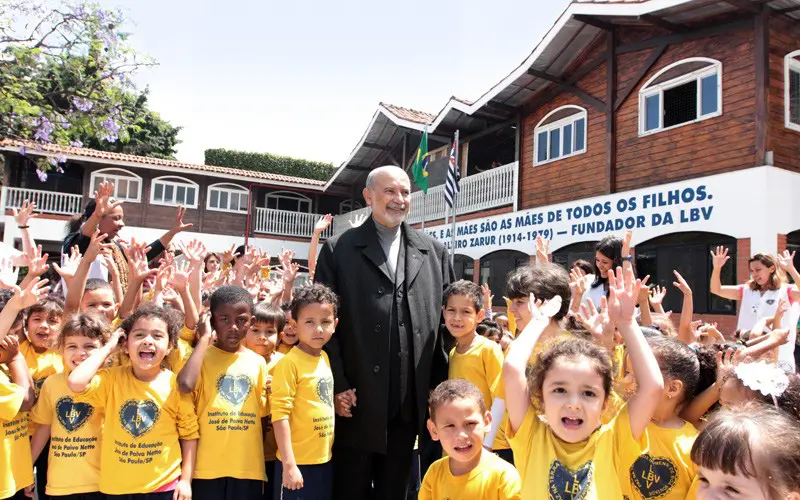 Em 18 de outubro de 2013, o educador Paiva Netto em uma de suas visitas de supervisão na Supercreche Jesus, em São Paulo/SP, ladeado por crianças atendidas pela Legião da Boa Vontade | Foto: Divulgação/LBV