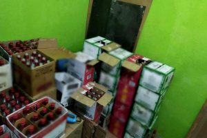 Bebidas e garrafas vazias, além de aparelhos celulares, foram apreendidos em fábrica clandestina em São Bernardo do Campo (SP) | Foto: Divulgação Polícia Civil
