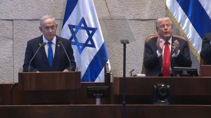 Benjamin Netanyahu e Donald Trump no Knesset - 13/12/2025 | Foto: Reprodução/YouTube