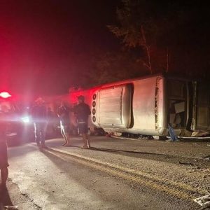 Acidente com ônibus de turismo deixa mortos e feridos no Agreste de Pernambuco | Foto: Reprodução/Redes sociais