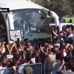Ônibus com palestinos chegam a Cisjordânia nesta segunda-feira, 13 de outubro | Foto: Reprodução/X/@business