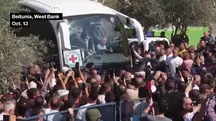 Ônibus com palestinos chegam a Cisjordânia nesta segunda-feira, 13 de outubro | Foto: Reprodução/X/@business