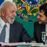 O presidente Luiz Inácio Lula da Silva conversa com ministro, Jorge Messias