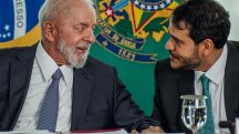 O presidente Luiz Inácio Lula da Silva conversa com ministro, Jorge Messias